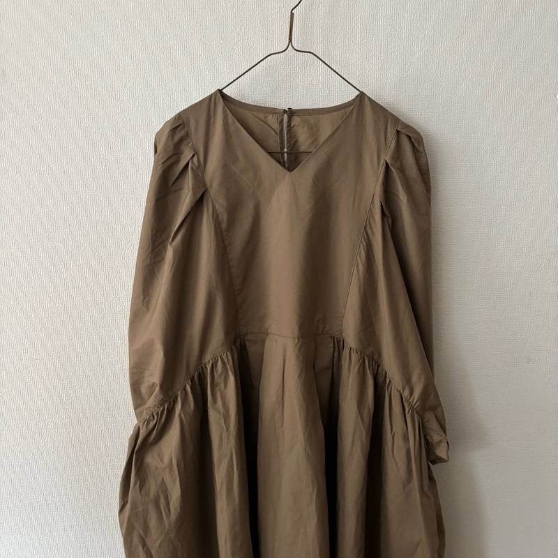 UNIVERSAL TISSU ナチュラルタイプライター タックギャザーワンピース