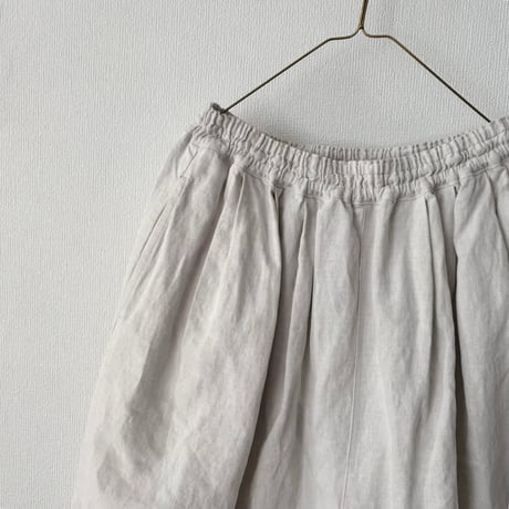 yuni  コットンリネン denim wide cocoon pants・シロ（グレーがかったアンティークホワイト）