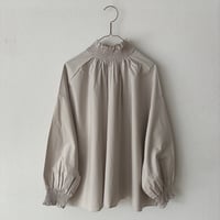 UNIVERSAL TISSU ナチュラルタイプライターシャーリング モックネックブラウス
