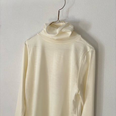 UNIVERSAL TISSU ウォッシャブルウール天竺 タートルネックプルオーバー