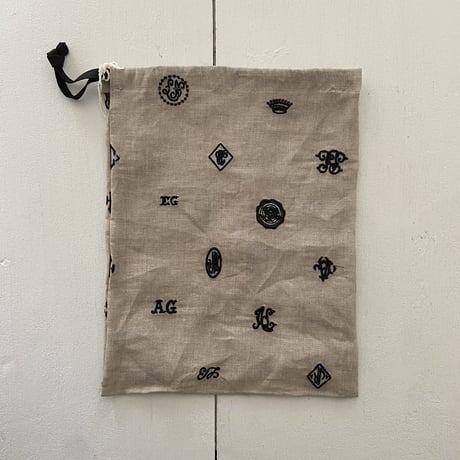 オールドマンズテーラー MONOGRAM EMBROIDERY DRAWSTRING BAG Sサイズ