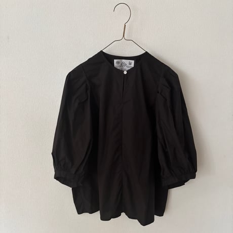 オールドマンズテーラー GARMENT DYE TYPEWRITER BIG BALLOON SLEEVE BLOUSE・Black