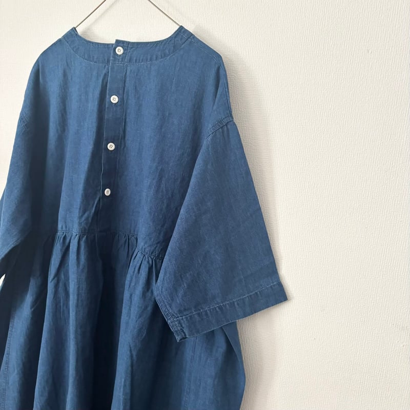 NATURAL LAUNDRY インディゴシャンブレースモックギャザーワンピース