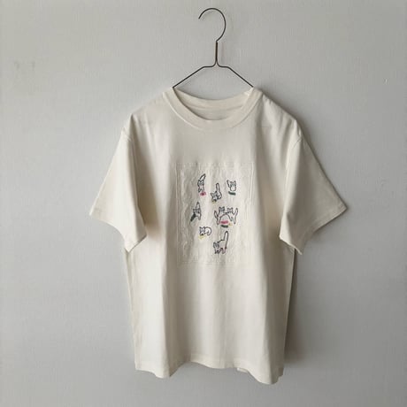 qiri  cats collecting socks Tee