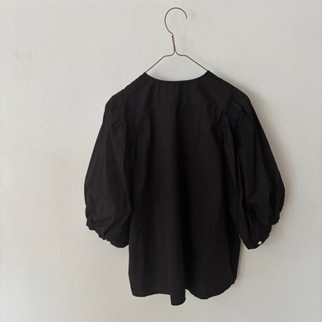 オールドマンズテーラー GARMENT DYE TYPEWRITER BIG BALLOON SLEEVE BLOUSE・Black