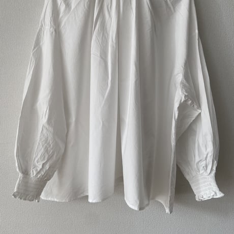 UNIVERSAL TISSU ナチュラルタイプライターシャーリング モックネックブラウス