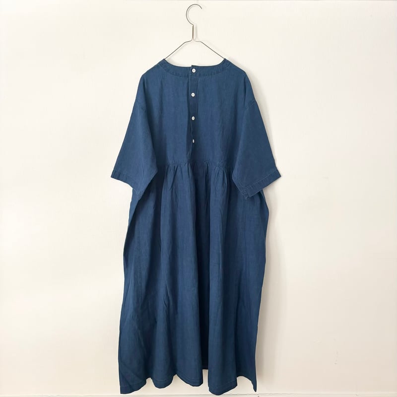 NATURAL LAUNDRY インディゴシャンブレースモックギャザーワンピース