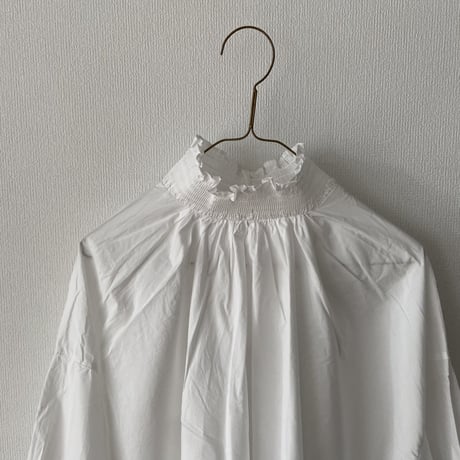 UNIVERSAL TISSU ナチュラルタイプライターシャーリング モックネックブラウス