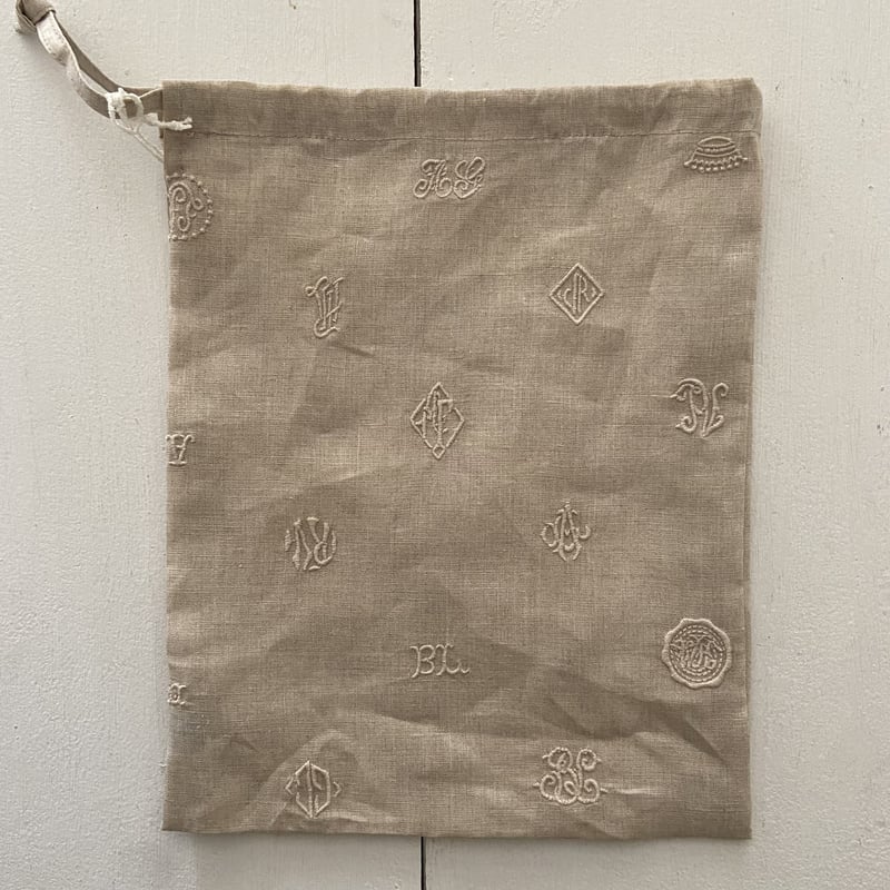 オールドマンズテーラー MONOGRAM EMBROIDERY DRAWSTRING BAG