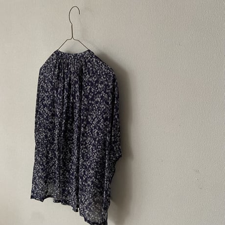 atelier naruse デヴォ社プリントシリーズ~mini flower~rayon band-collar blouse