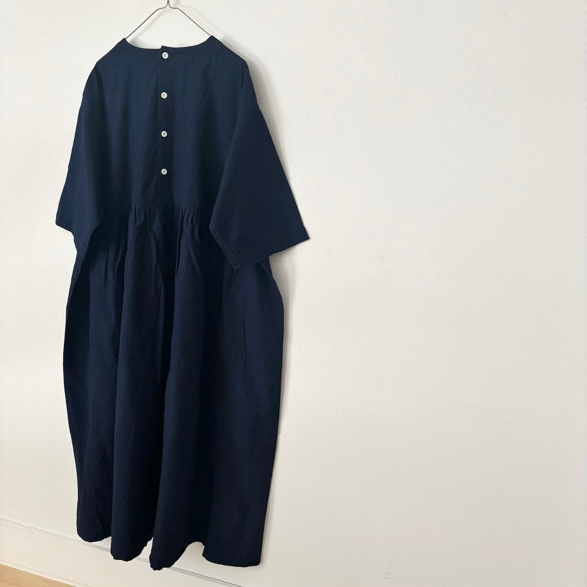 NATURAL LAUNDRY インディゴシャンブレースモックギャザーワンピース