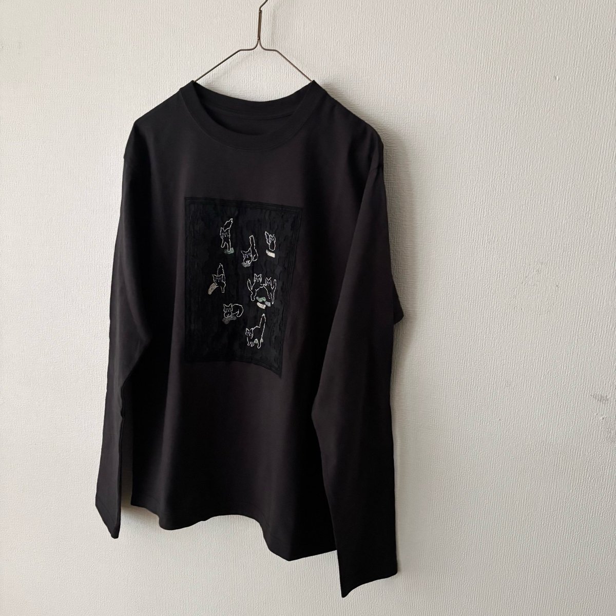 qiri cats collecting socks long sleeve Tee | i