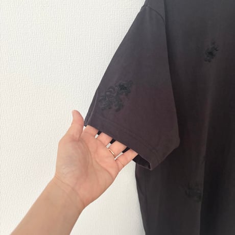 qiri  antique chain embroidery Tee