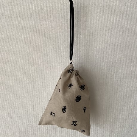 オールドマンズテーラー MONOGRAM EMBROIDERY DRAWSTRING BAG Sサイズ