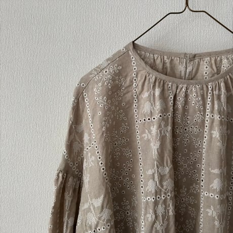 qiri  graw' embroidery gather sleeve blouse