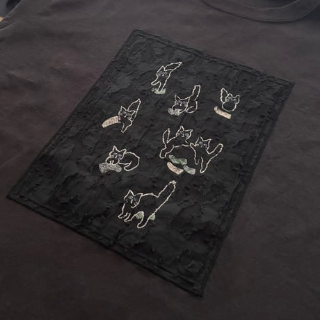 qiri  cats collecting socks Tee