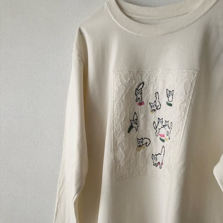 qiri  cats collecting socks long sleeve Tee