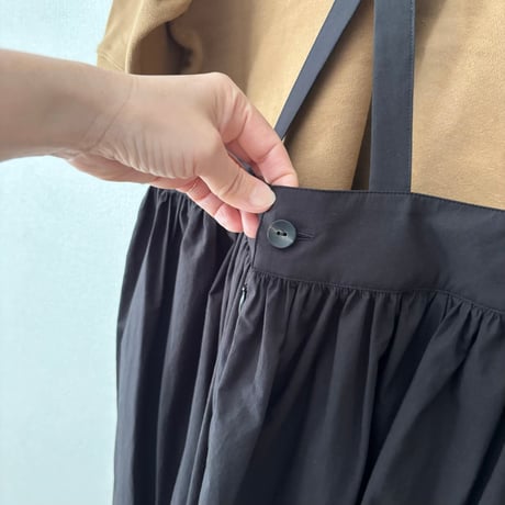 atelier naruse  コットンサスペンダースカート・ブラック