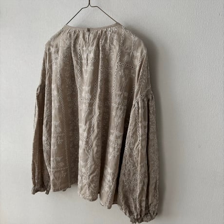 qiri  graw' embroidery gather sleeve blouse