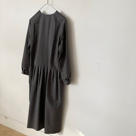atelier naruse クルミボタンフォーマルワンピース ・グレイ