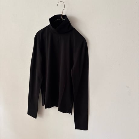 HAU turtleneck "buton"