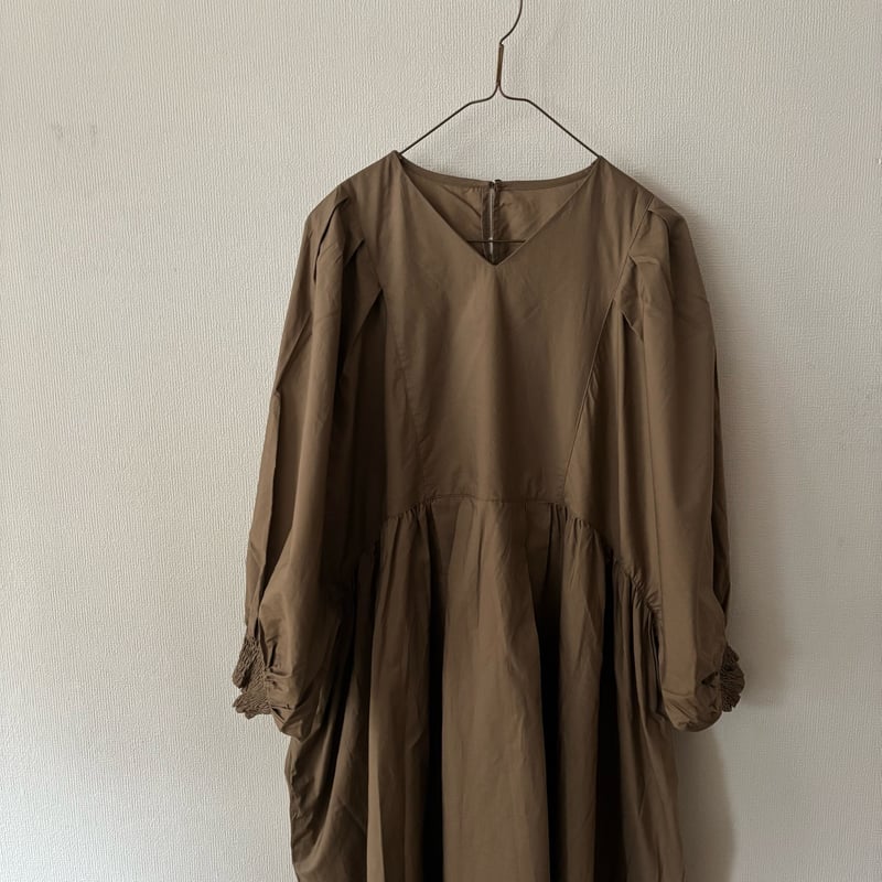 UNIVERSAL TISSU タイプライタータックワンピース UNIVERSAL TISSU (ユニバーサルティシュ) ナチュラルタイプ