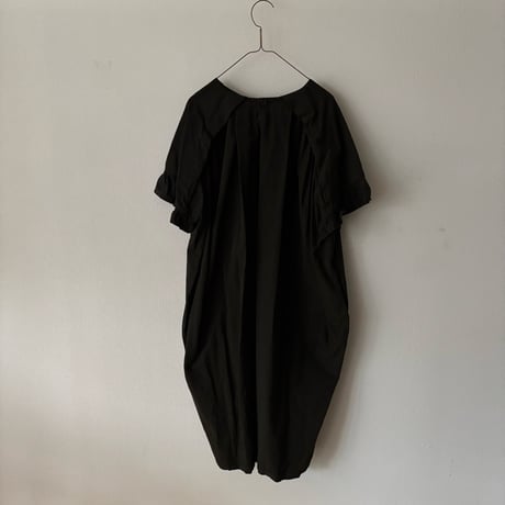 GASA＊　Exchange greetings:挨拶を交わす　フレアスリーブワンピース・moss black