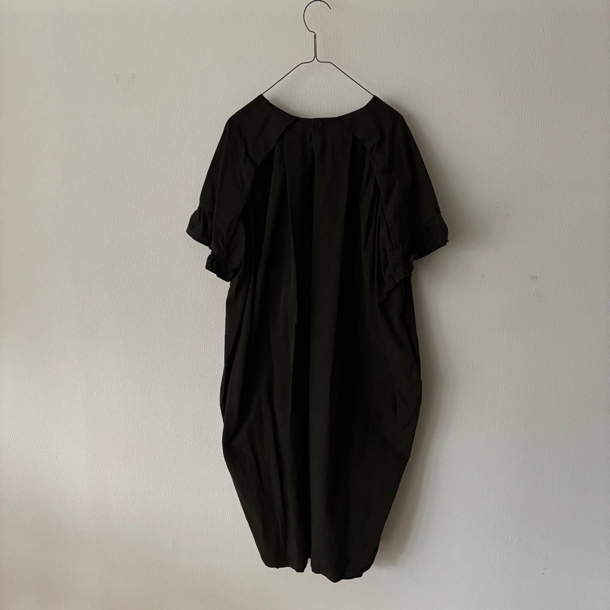 GASA* ガサ　フレアスリーブ ワンピース　挨拶を交わす fit=scale-down,w=1200