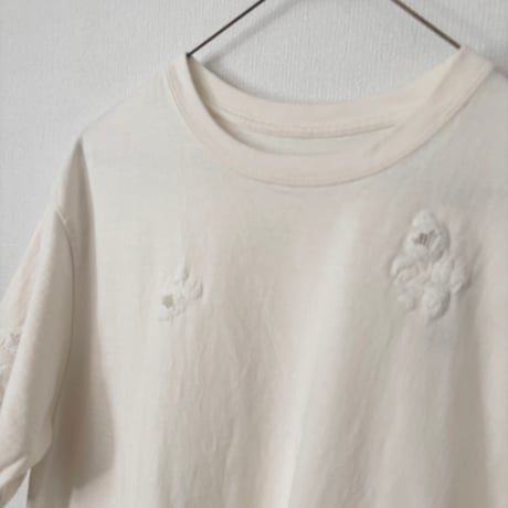 qiri  antique chain embroidery Tee