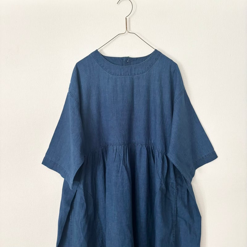 NATURAL LAUNDRY インディゴシャンブレースモックギャザーワンピース