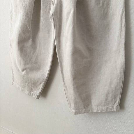 yuni  コットンリネン denim wide cocoon pants・シロ（グレーがかったアンティークホワイト）