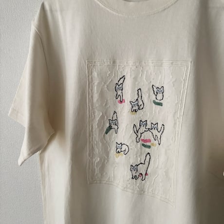 qiri  cats collecting socks Tee