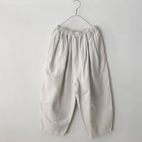 yuni  コットンリネン denim wide cocoon pants・シロ（グレーがかったアンティークホワイト）
