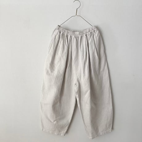 yuni  コットンリネン denim wide cocoon pants・シロ（グレーがかったアンティークホワイト）