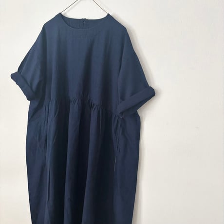 NATURAL LAUNDRY インディゴシャンブレースモックギャザーワンピース