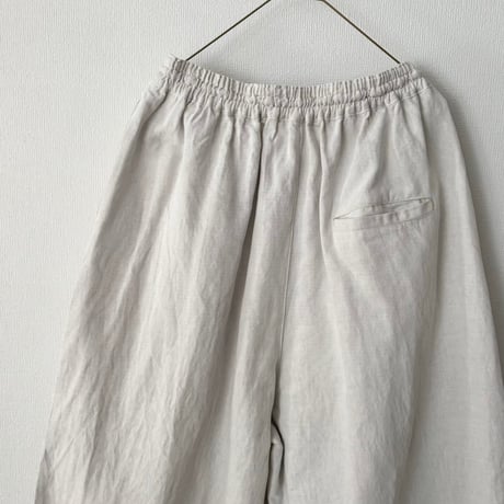 yuni  コットンリネン denim wide cocoon pants・シロ（グレーがかったアンティークホワイト）