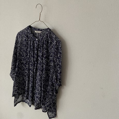 atelier naruse デヴォ社プリントシリーズ~mini flower~rayon band-collar blouse