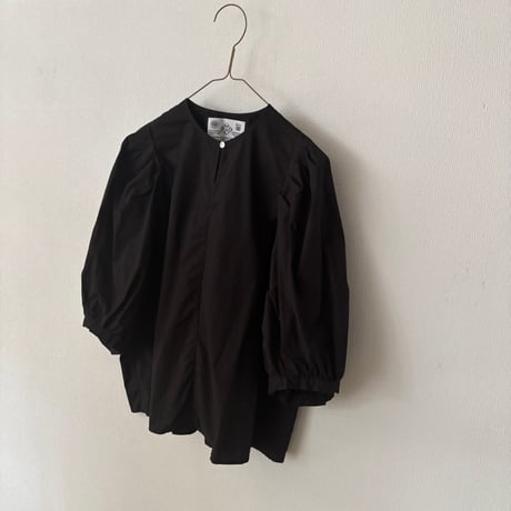 オールドマンズテーラー GARMENT DYE TYPEWRITER BIG BALLOON SLEEVE BLOUSE・Black