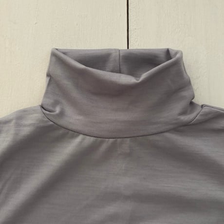 UNIVERSAL TISSU ウォッシャブルウール天竺 タートルネックプルオーバー