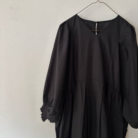 UNIVERSAL TISSU ナチュラルタイプライター タックギャザーワンピース
