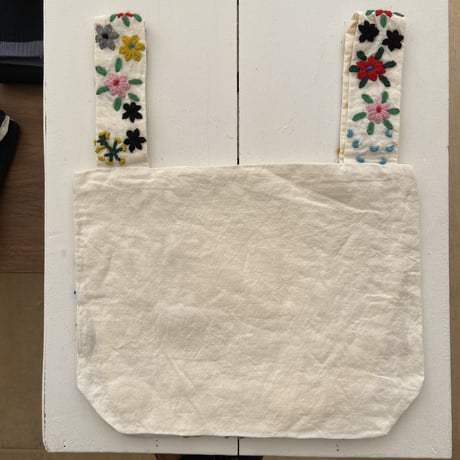 pot and tea 毛糸刺繍bag　白