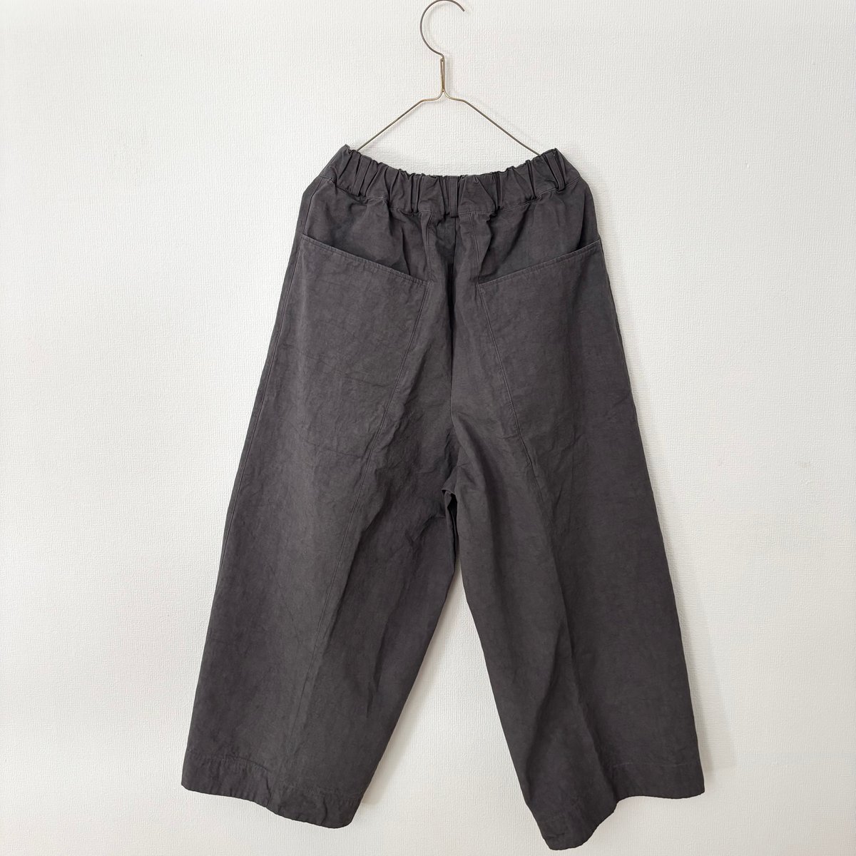 miho umezawa コットンリネンウェザーコクーンパンツ ・charcoal | ito