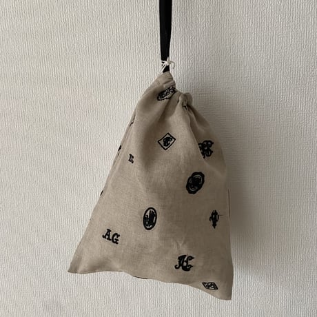 オールドマンズテーラー MONOGRAM EMBROIDERY DRAWSTRING BAG Sサイズ