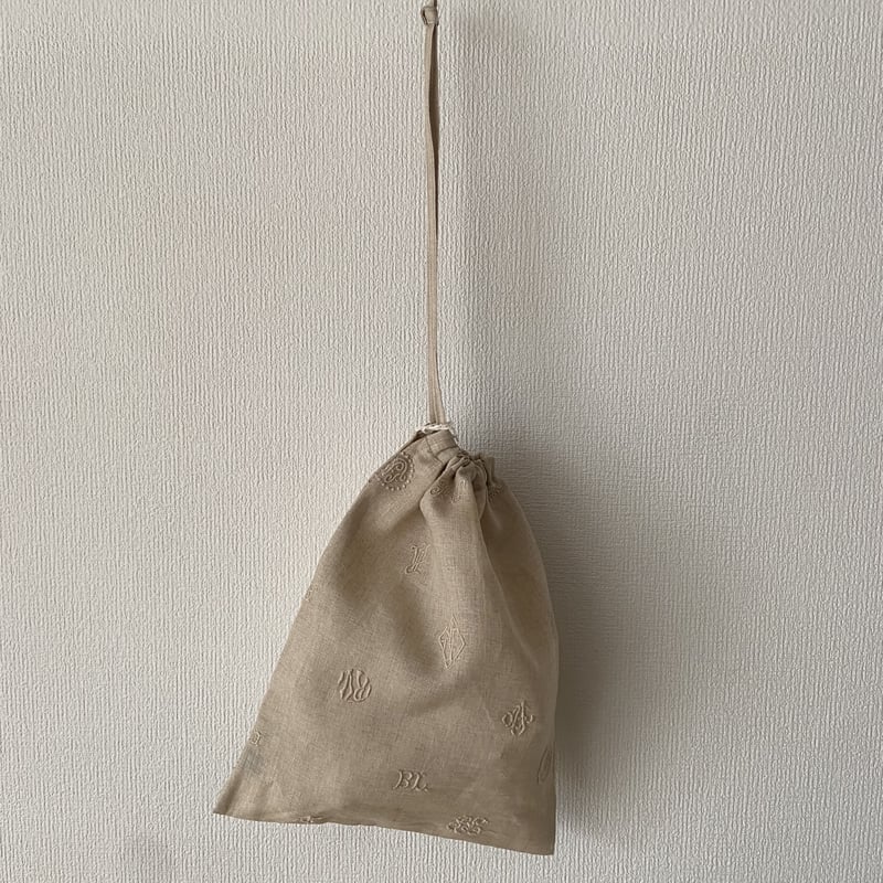 オールドマンズテーラー MONOGRAM EMBROIDERY DRAWSTRING BAG