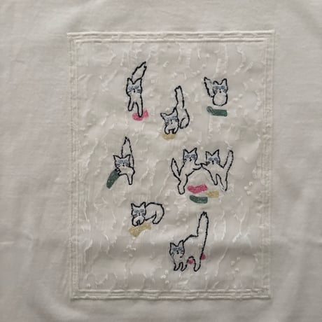 qiri  cats collecting socks Tee