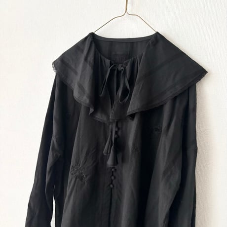 qiri  antique chain embroidery blouse・クロ