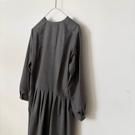 atelier naruse クルミボタンフォーマルワンピース ・グレイ