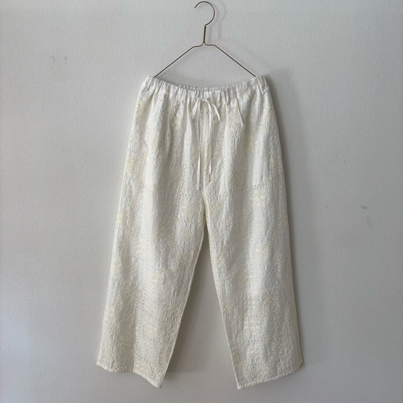 eyelet embroidelyイージーパンツ yuni eyelet embroidery easy pants・シロ | itonowa
