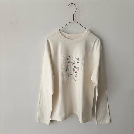 qiri  cats collecting socks long sleeve Tee