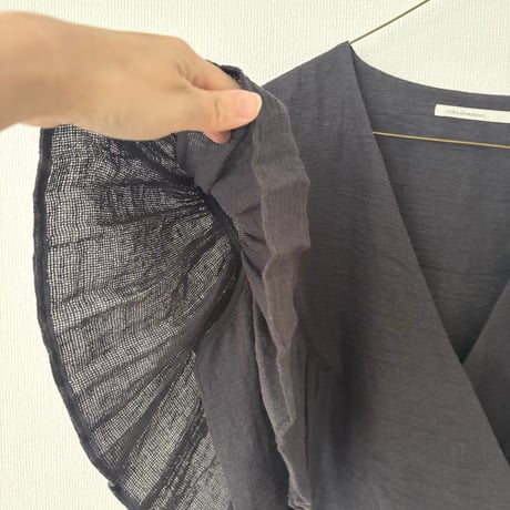 miho umezawa LINEN COTTON PANAMA frill cachecoeur blouse・charcoal